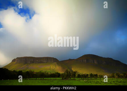 Temps orageux sur la montagne du roi et le Ben Bulben aka Benbulben, partie de la montagnes Dartry,parfois appelés "pays de Yeats" Comté de Sligo, Irlande Banque D'Images