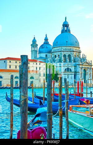 Les gondoles et l'église Santa Maria della Salute à Venise, Italie Banque D'Images