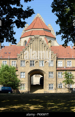 Copenhague. Le Danemark. L'église de Grundtvig, vue arrière avec les maisons voisines. Conçu par l'architecte danois Peder Vilhelm Jensen Klint (1853-1930), 1913 Banque D'Images