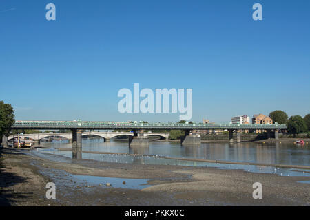 Voir l'ensemble du parc de Wandsworth thames à marée basse vers putney bridge rail Banque D'Images