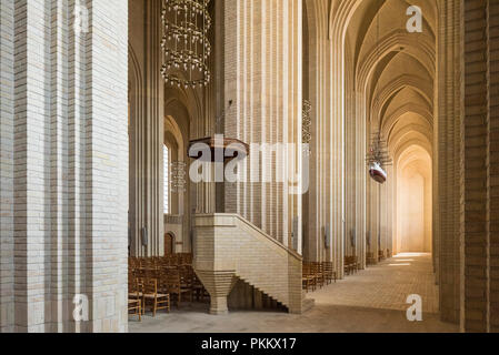 Copenhague. Le Danemark. L'église de Grundtvig, l'intérieur de l'allée latérale avec la chaire, lustre, et le modèle du navire Reine Alexandrine (anciennement le Pommern). Banque D'Images