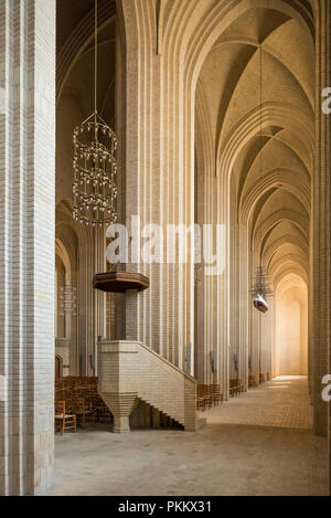 Copenhague. Le Danemark. L'église de Grundtvig, l'intérieur de l'allée latérale avec la chaire, lustre, et le modèle du navire Reine Alexandrine (anciennement le Pommern). Banque D'Images