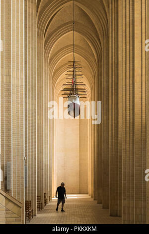 Copenhague. Le Danemark. L'église de Grundtvig. 1:35 Un modèle à l'échelle du navire Reine Alexandrine (anciennement le Pommern) suspendu dans le côté allée. Grundtvi Banque D'Images