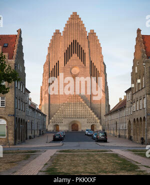 Copenhague. Le Danemark. L'église de Grundtvig, et maisons voisines. Conçu par l'architecte danois Peder Vilhelm Jensen Klint (1853-1930) 1913, construit en moi Banque D'Images