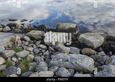 Les nuages reflètent dans l'eau. Paysages de Norvège sur un jour nuageux et pluvieux. Averoy, Nord de l'Atlantique, de la Norvège Banque D'Images