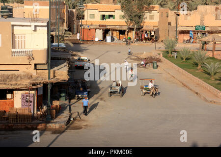 Portrait du plus ou moins de place très fréquentée à Siwa, Egypte, avec boutiques, magasins et stands Banque D'Images