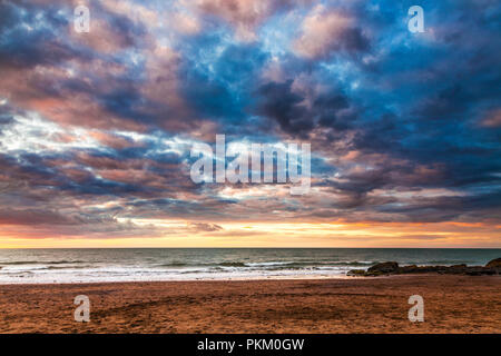 Coucher de soleil sur la plage à Tresaith dans Ceredigion, pays de Galles. Banque D'Images