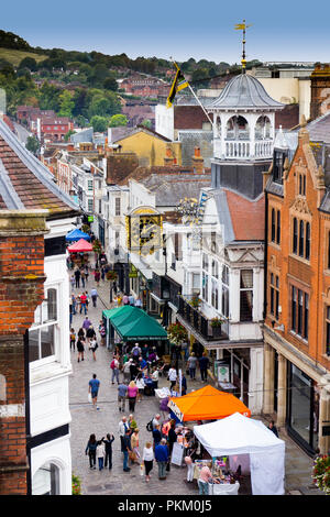 La Guildhall Historique et tour de l'horloge dans la rue avec Farmers Market, Guildford, Surrey, Angleterre. Construit au 14e siècle, l'Guildhal Banque D'Images