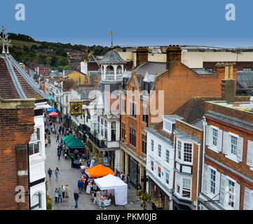 La Guildhall Historique et tour de l'horloge dans la rue avec Farmers Market, Guildford, Surrey, Angleterre. Construit au 14e siècle, l'Guildhal Banque D'Images