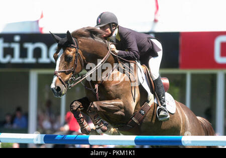 Spruce Meadows 2004 Continental. Tasse de Nexen, Leslie Howard (USA) équitation Mister l'esprit Banque D'Images