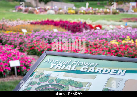 Fort Collins, CO, USA - 16 septembre 2015 : Le Jardin d'essai de fleurs annuelles à la Colorado State University - panneau d'information avec lit de fleur en arrière-plan. Banque D'Images