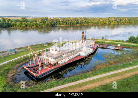 Brownville, NE, USA - Le 29 juillet 2018 : drague historique, le capitaine Meriwether Lewis, dans une cale sèche sur une rive du fleuve Missouri. Banque D'Images