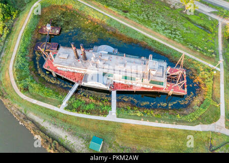 Brownville, NE, USA - 30 juillet 2018 : drague historique, le capitaine Meriwether Lewis, dans une cale sèche sur une rive du fleuve Missouri. Banque D'Images