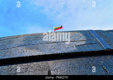 Fragment de bateau en bois à Nida resort ville près de Klaipeda à Neringa sur la mer Baltique à l'isthme de Courlande en Lituanie. Drapeau lituanien Banque D'Images