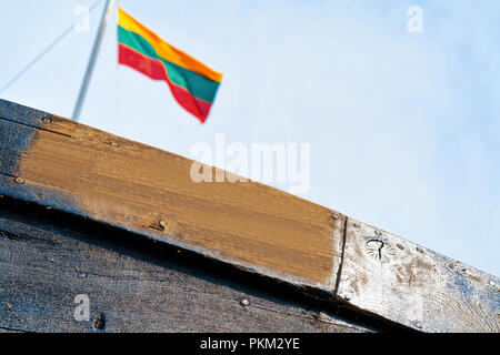 Fragment de bateau en bois dans Nida resort ville près de Klaipeda à Neringa sur la mer Baltique à l'isthme de Courlande en Lituanie. Drapeau lituanien Banque D'Images