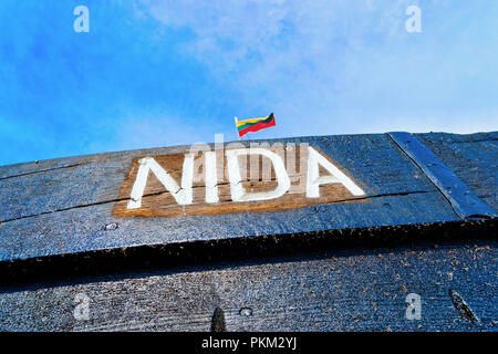 Fragment de bateau en bois dans Nida resort ville près de Klaipeda à Neringa sur la mer Baltique à l'isthme de Courlande, en Lituanie. Drapeau lituanien Banque D'Images