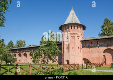 Mur et Spaso-Euthymius tour ancien monastère à Suzdal. La Russie Banque D'Images