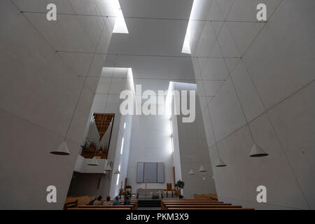Le plafond en forme de croix dans l'Église, Iesu Iglesia de Iesu, architecte Rafael Moneo, San Sebastián, Guipúzcoa, Pays Basque, Espagne Banque D'Images