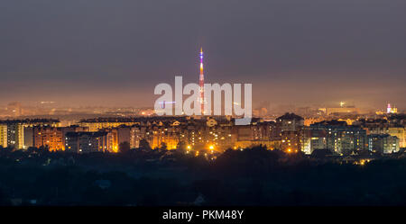 Vaste panorama, antenne vue nocturne de la ville d'Ivano-Frankivsk touristique moderne, l'Ukraine. Scène de lumières de grands bâtiments, haute tour de télévision et Banque D'Images