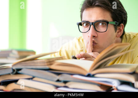 Étudiant avec trop de livres à lire avant l'examen Banque D'Images