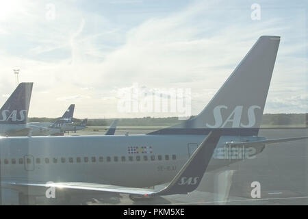 Suède, Stockholm Arlanda - Septembre 13, 2018 : Scandinavian Airlines ailerons de queue vu à travers une fenêtre sur le 13 septembre 2018 à Stockholm, en Suède. Banque D'Images