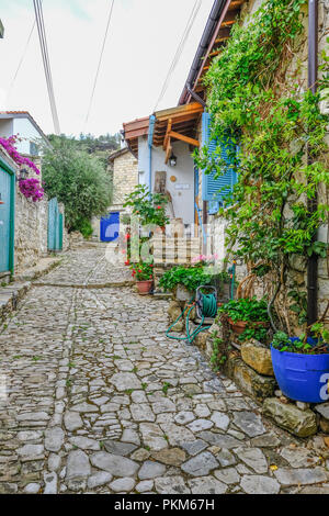 Ruelle typique dans le village de Lania, Chypre. Montre une voie pavée entre les maisons. Banque D'Images