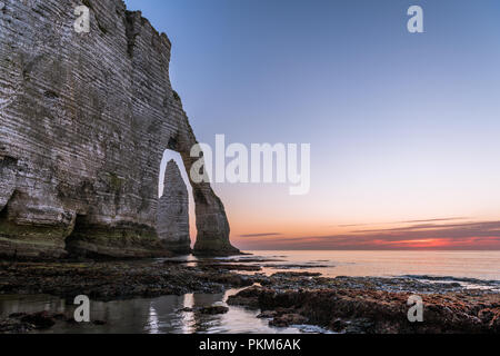 Falaises de craie d'Etretat (Normandie France) avec l'arche naturelle Porte d'aval et l'aiguille de pierre appelé L'aiguille. L'aiguille est visible à travers le Banque D'Images