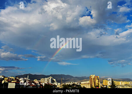 Fantasy résumé d'un ciel bleu, arc-en-ciel, et les cumulus/ beauté dans la nature Banque D'Images