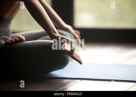 Mudra geste close up, sporty woman practicing yoga Banque D'Images