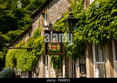 UK, Yorkshire, Wharfedale, Appletreewick, Craven Arms public house signer et lampes à gaz entre ivy Banque D'Images