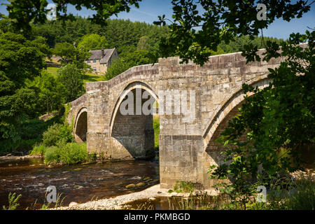 UK, Yorkshire, Wharfedale, Barden Bridge over River Wharfe au milieu de l'été Banque D'Images