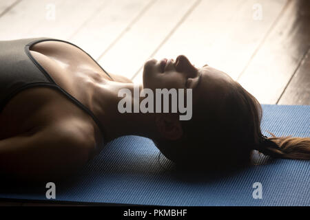 Young attractive woman dans Corpse pose, Close up Banque D'Images