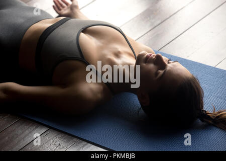 Young attractive woman dans Corpse poser Banque D'Images