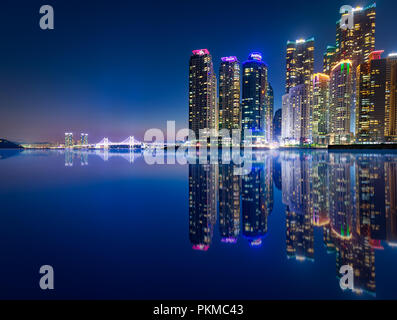 Busan, Corée du Sud - Aug 8, 2018 : Gratte-ciel de la Cité Marine en front de Haeundae, à Busan. vue de la baie 101. Banque D'Images