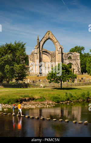 UK, Yorkshire, Wharfedale, Bolton Abbey, pierres de gué sur la rivière Wharfe ci-dessous ruines Prieuré Augustin Banque D'Images