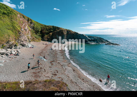 Lantivet Bay, Cornwall, Angleterre, Royaume-Uni. Les gens se trouvant sur une petite plage de crique. Banque D'Images