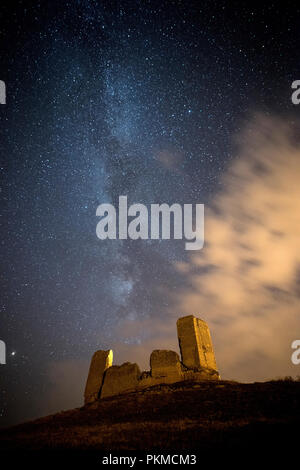 Château médiéval, la photographie de nuit, Castillo de Montuenga, Soria, Espagne Banque D'Images