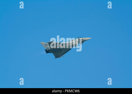 Militar Eurofighter Typhoon jet volant à un meeting aérien Banque D'Images