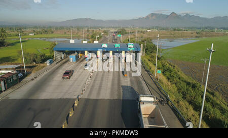 L'autoroute avec un point de paiement sans frais. Vue aérienne : voitures passant par le point de l'autoroute à péage, sans station,Philippines, Luzon. Drone vue sur point de collecte de péage sur l'autoroute. Banque D'Images