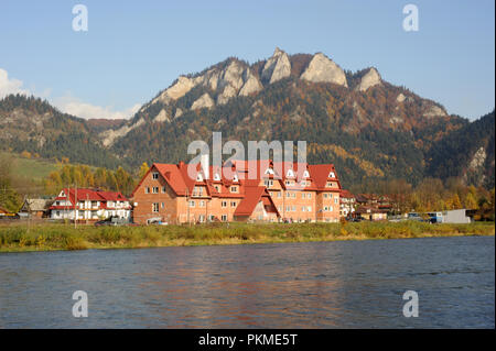 Trzy Korony (les trois couronnes) dans la vallée de la rivière Dunajec en montagnes Pieniny dans le sud de la Pologne. Banque D'Images