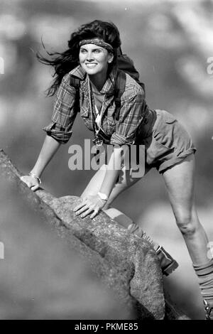 Ilkley Moor, Yorkshire, UK. 1er octobre 1984. Bond girl Caroline Munro dans un coup de feu de l'automne 1984 modèles sur la célèbre Yorkshire Ilkley Moor. Caroline en vedette dans l'Espion qui m'aimait, et au noyau de la Terre et de nombreux films Scream queen. Banque D'Images