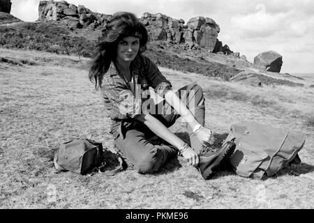 Ilkley Moor, Yorkshire, UK. 1er octobre 1984. Bond girl Caroline Munro dans un coup de feu de l'automne 1984 modèles sur la célèbre Yorkshire Ilkley Moor. Caroline en vedette dans l'Espion qui m'aimait, et au noyau de la Terre et de nombreux films Scream queen. Banque D'Images