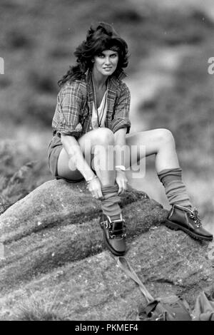 Ilkley Moor, Yorkshire, UK. 1er octobre 1984. Bond girl Caroline Munro dans un coup de feu de l'automne 1984 modèles sur la célèbre Yorkshire Ilkley Moor. Caroline en vedette dans l'Espion qui m'aimait, et au noyau de la Terre et de nombreux films Scream queen. Banque D'Images