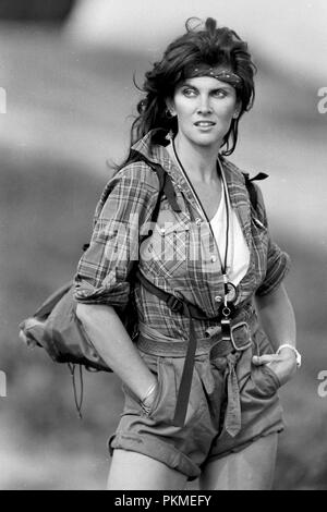 Ilkley Moor, Yorkshire, UK. 1er octobre 1984. Bond girl Caroline Munro dans un coup de feu de l'automne 1984 modèles sur la célèbre Yorkshire Ilkley Moor. Caroline en vedette dans l'Espion qui m'aimait, et au noyau de la Terre et de nombreux films Scream queen. Banque D'Images