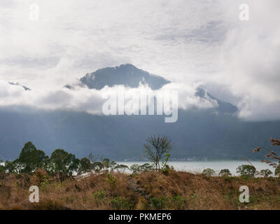 Lac Batur dans le cratère d'un volcan. Et le lac Batur situé dans la région de Kintamani salon à Bali, Indonésie. Paysage, lac, montagne, nuages. Concept de voyage. Banque D'Images