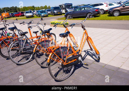 Lisse, Pays-Bas - 5 mai 2018 : le Keukenhoff, vélos à louer à Keukenhoff au stationnement Banque D'Images