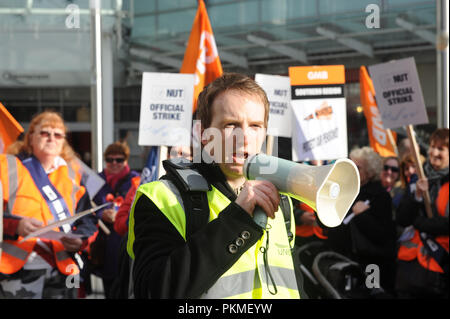 Grève des travailleurs du secteur public sur la place de la ville de Slough, Berks, Angleterre, qui fait partie d'une journée de grève nationale contre l'un des changements aux pensions du secteur public Banque D'Images