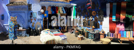 Beaucoup d'artisanat et de souvenirs dans une belle place dans la médina de Chefchaouen, Maroc Banque D'Images