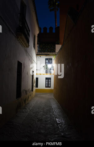 Espagne, Séville, l'Europe, au milieu de l'ALLÉE VIDE BÂTIMENTS EN VILLE LA NUIT Banque D'Images