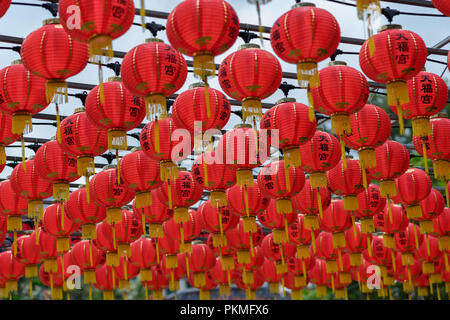 Singapour - 08 Février 2018 : Red Lampions décorations à côté de Thian Hock Keng (Temple) Tianfu dans Chinatown, Singapour Banque D'Images